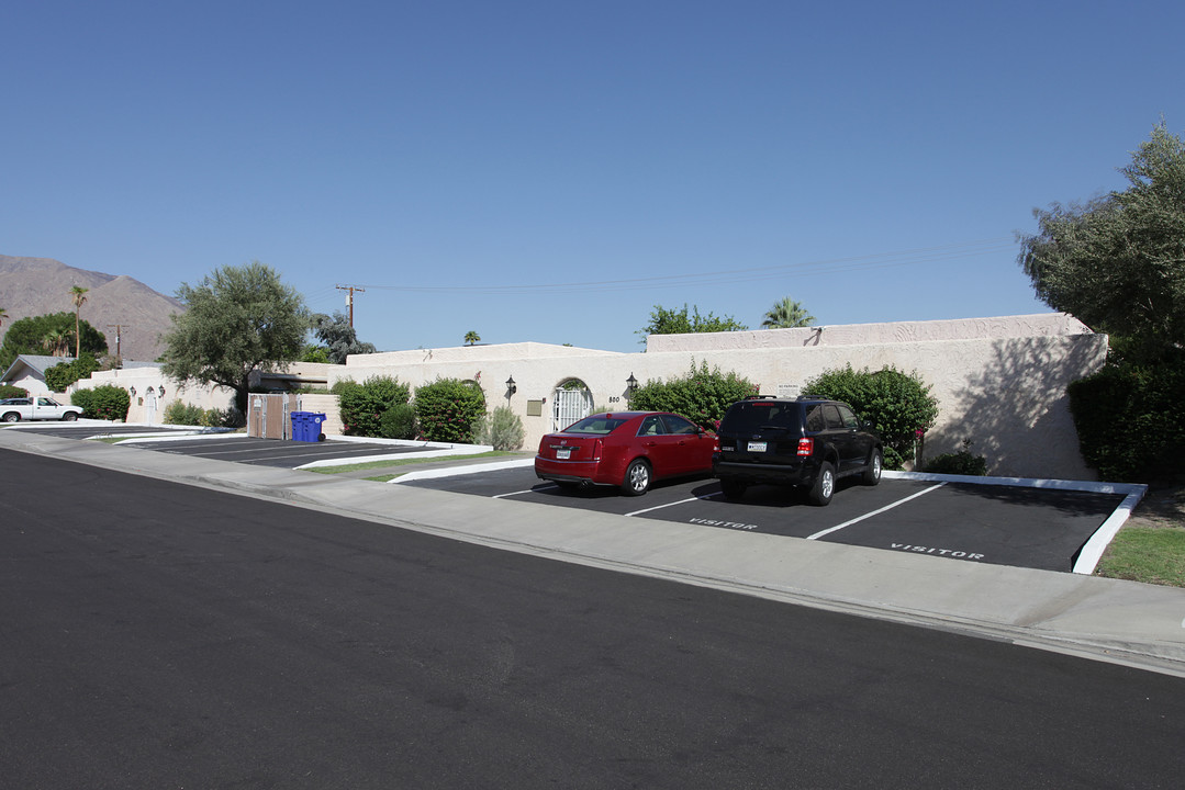 760-800 E Cottonwood Rd in Palm Springs, CA - Foto de edificio