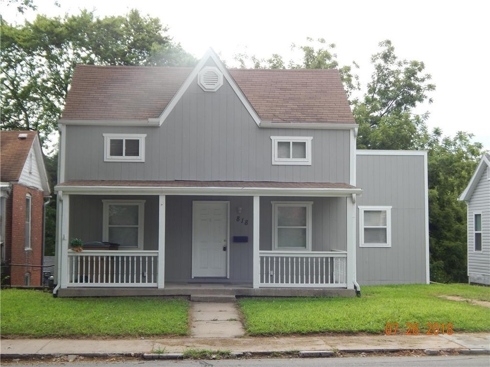 818 N 2nd St in Atchison, KS - Foto de edificio