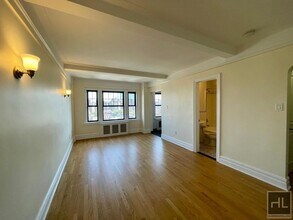 AMAZING STUDIO APARTMENT!! AMAZING DEAL! W in New York, NY - Building Photo - Building Photo