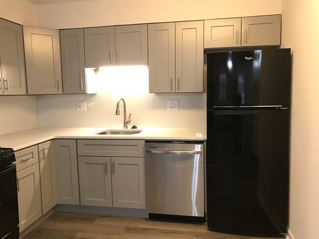 510 S Juniper St, Unit B in Philadelphia, PA - Building Photo - Building Photo