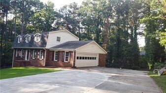 2134 Masonwood Cir SW in Snellville, GA - Building Photo