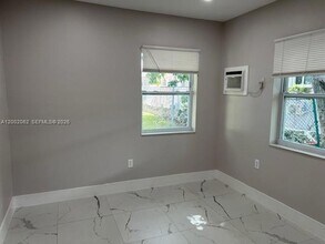 922 NW 2nd St, Unit 4 in Miami, FL - Foto de edificio - Building Photo