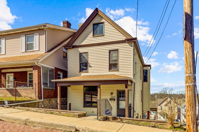 1622 Westmont Ave in Pittsburgh, PA - Foto de edificio - Building Photo