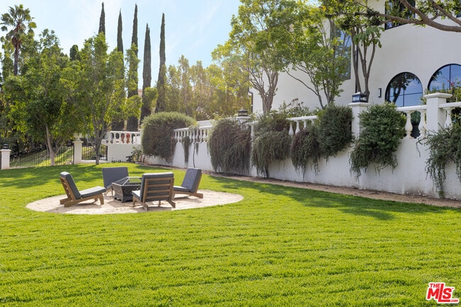 property at 5192 Parkway Calabasas