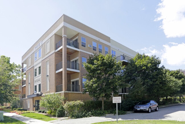 Richard Apartments