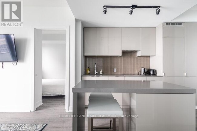 7-5407 Grenville St in Toronto, ON - Building Photo - Building Photo