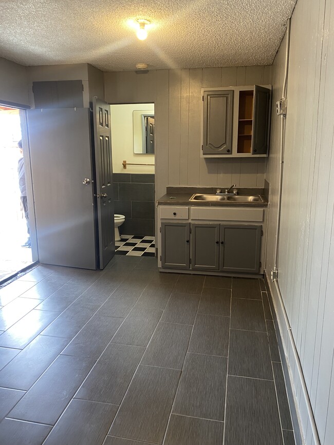 4112 Santa Ana St, Unit Studio /small kitchenette in South Gate, CA - Foto de edificio - Building Photo