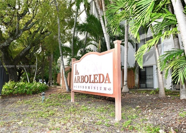 1910 SW 17th Ave in Miami, FL - Foto de edificio - Building Photo