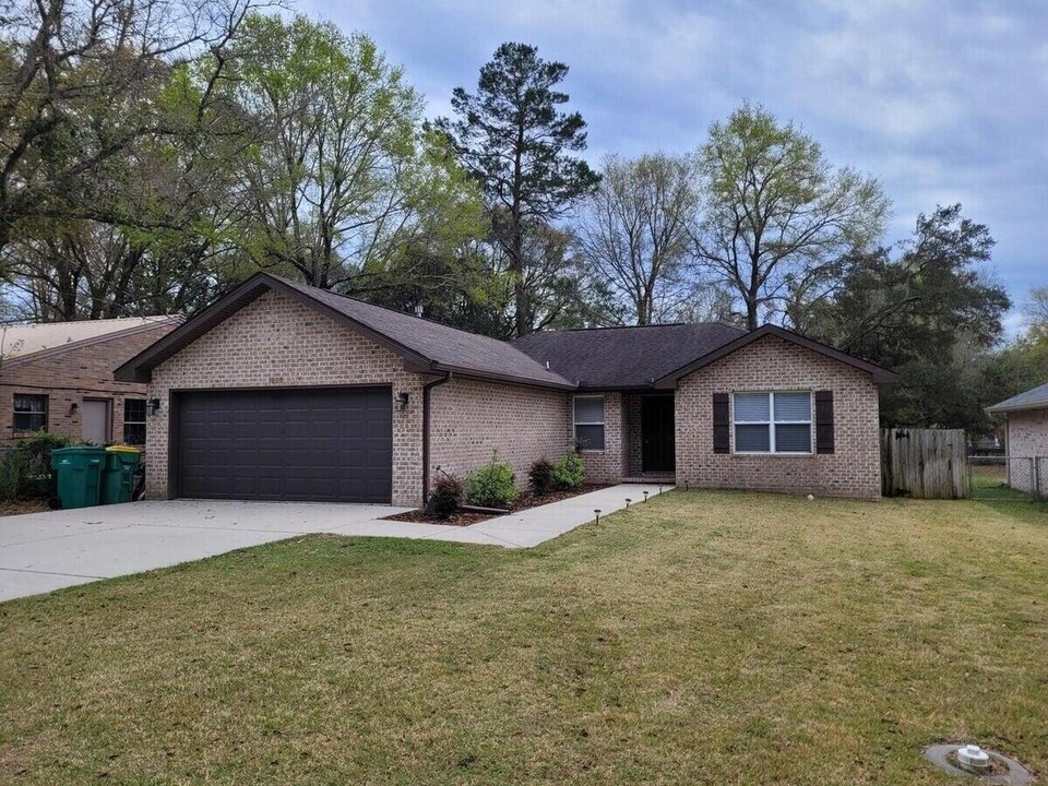 1600 26th St in Niceville, FL - Foto de edificio