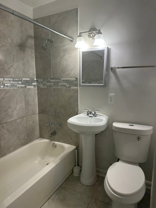 4037 Cedardale Rd in Baltimore, MD - Foto de edificio - Building Photo