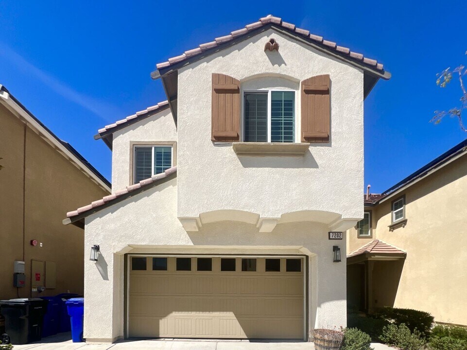 7202 Prelude Way in Fontana, CA - Building Photo
