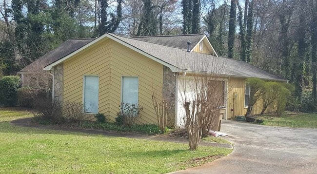 2228 N Woods Ct in Marietta, GA - Foto de edificio - Building Photo