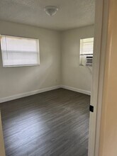 721-723 Burdick Ave in Tice, FL - Building Photo - Building Photo