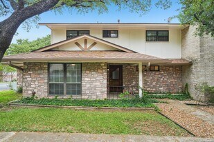 6106 Vance Jackson Rd in San Antonio, TX - Building Photo