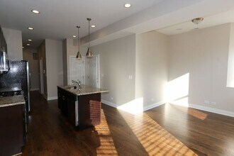 1218 W Diversey Pkwy, Unit 3 in Chicago, IL - Building Photo - Building Photo