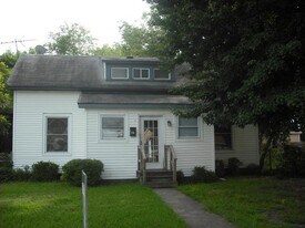 327 Locust Ave in Hampton, VA - Building Photo