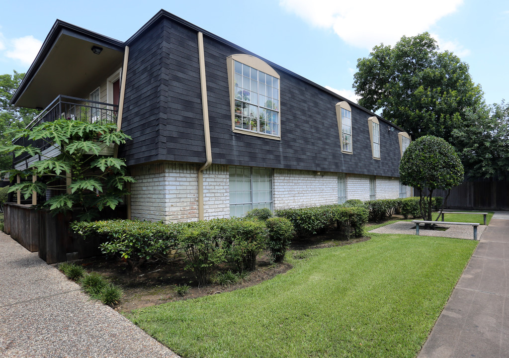 Le Chateau Apartments in Houston, TX - Building Photo