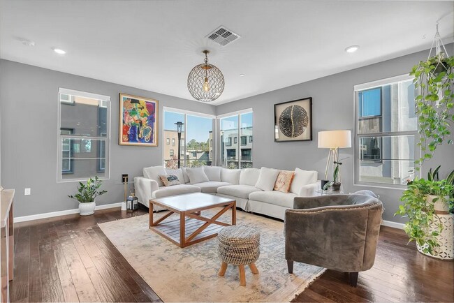 25325 Parklane Dr in Hayward, CA - Building Photo - Building Photo