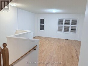 37 Magpie Way in Whitby, ON - Building Photo - Building Photo