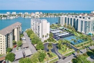 660 Island Way in Clearwater, FL - Building Photo - Building Photo