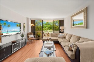 2501 Brickell Ave in Miami, FL - Building Photo