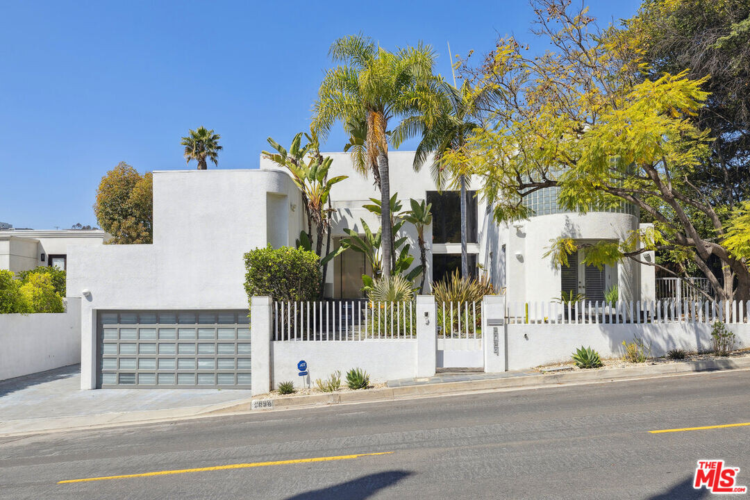 2029 Mt Olympus Dr in Los Angeles, CA - Building Photo