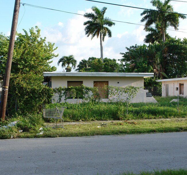 1495 NE 116th St in Miami, FL - Foto de edificio - Building Photo