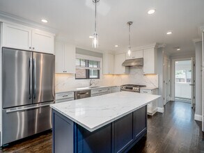 31 Heath St, Unit 2 in Brookline, MA - Foto de edificio - Building Photo