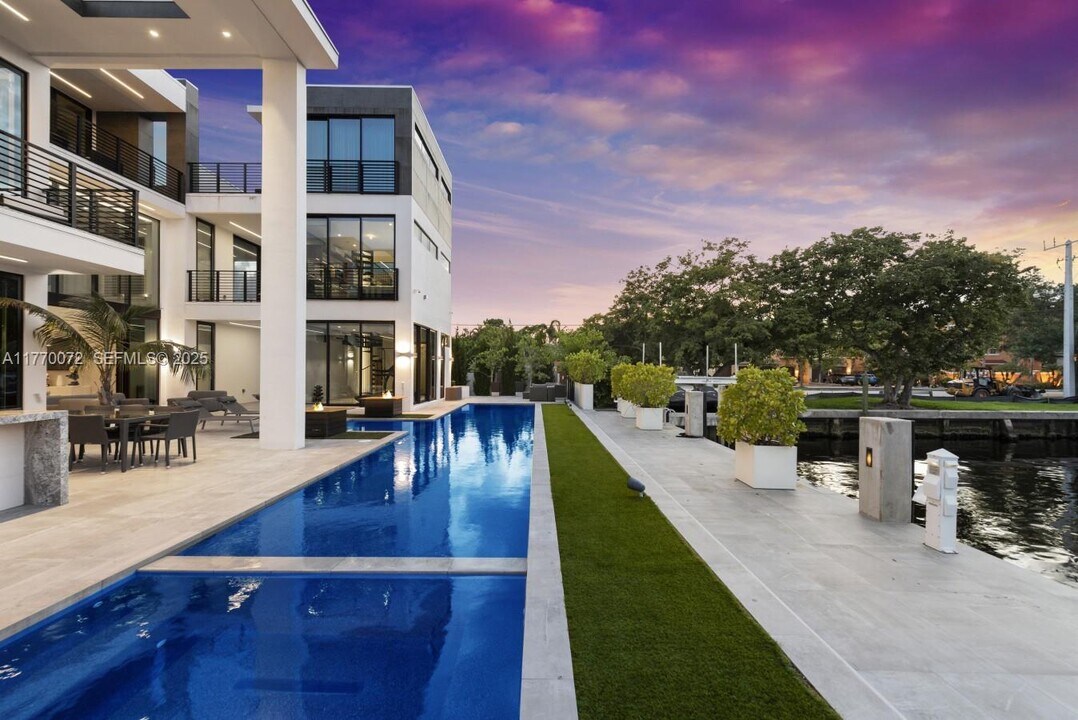 1400 Bayview Dr in Fort Lauderdale, FL - Building Photo