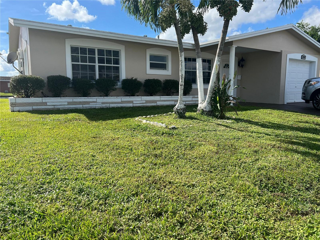 5909 NW 67th Ave in Tamarac, FL - Foto de edificio - Building Photo