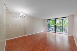 20500 W Country Club Dr in Aventura, FL - Building Photo