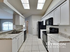 8421 Bay Dr in Spring Hill, FL - Building Photo - Building Photo