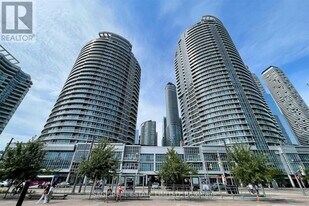 218 Queens Quay W in Toronto, ON - Building Photo