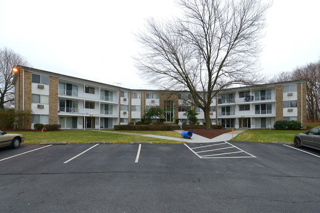 Bourne Avenue Apartments in Rumford, RI - Building Photo - Building Photo