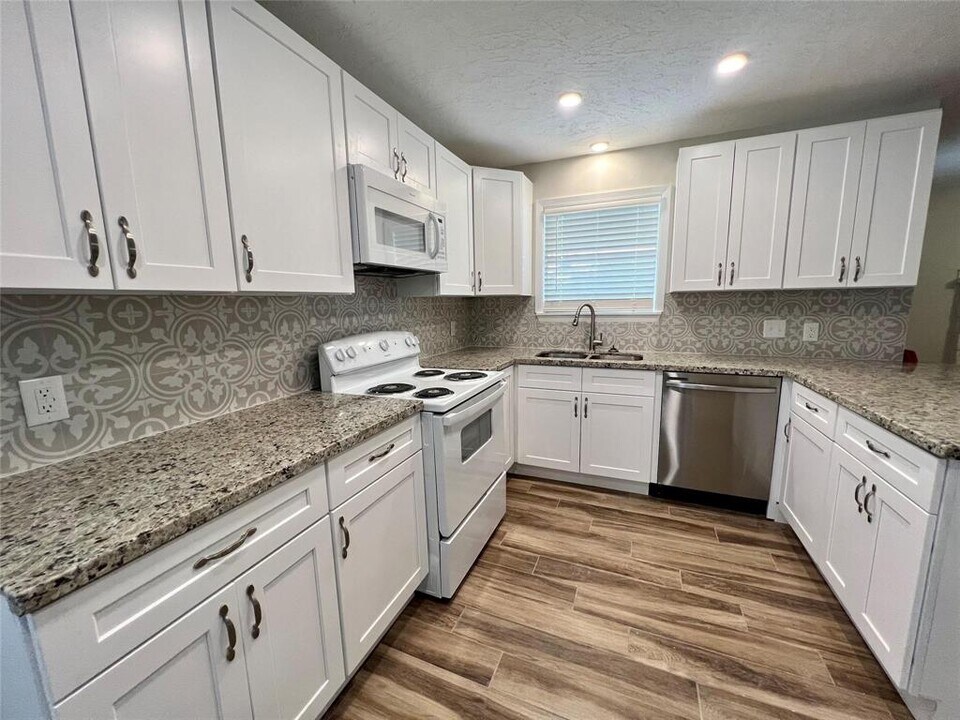 1705 Westwind Dr in Brenham, TX - Building Photo