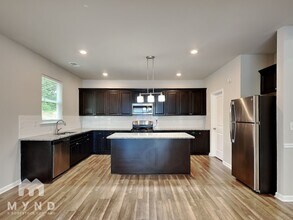 3341 Landings N Dr in Atlanta, GA - Foto de edificio - Building Photo
