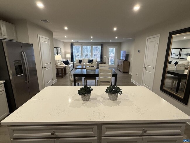 5175 Lazy Branch Ln in Keswick, VA - Foto de edificio - Building Photo