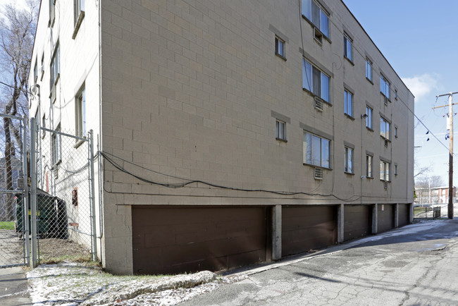 618 N 30th St in Milwaukee, WI - Foto de edificio - Building Photo