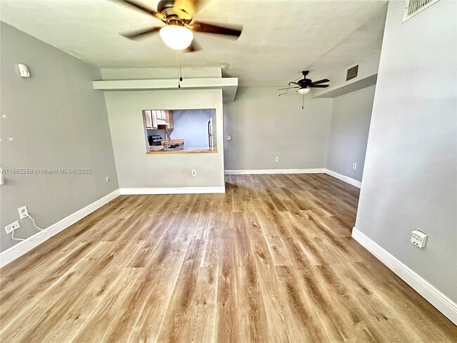 10055 NW 4th St in Pembroke Pines, FL - Foto de edificio - Building Photo