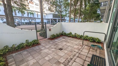 6000 Collins Ave in Miami Beach, FL - Foto de edificio - Building Photo