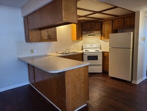 Randall Court Apartments in Gladstone, MO - Foto de edificio - Building Photo