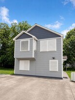 7017 2nd St in Hitchcock, TX - Building Photo