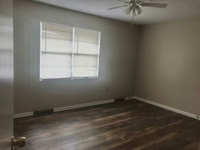 8732 W 70th St in Merriam, KS - Foto de edificio - Building Photo