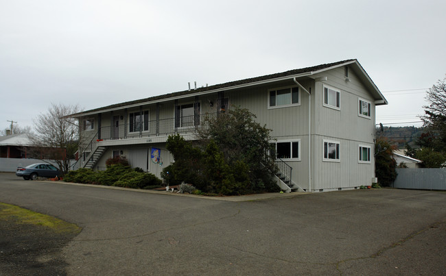 1185 NW Hicks St in Roseburg, OR - Foto de edificio - Building Photo