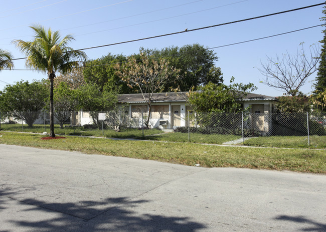 13780-13810 Highlands Dr in Miami, FL - Building Photo - Building Photo