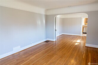 6910 37th Ave SW in Seattle, WA - Building Photo - Building Photo