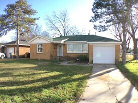 1624 Oxford Way in The Village, OK - Building Photo