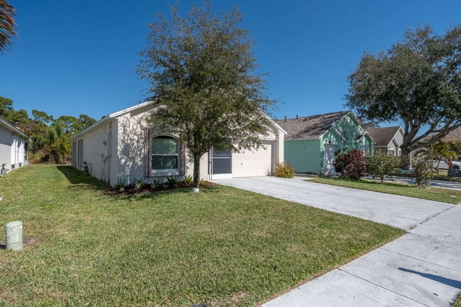 2089 Redwood Cir in Palm Bay, FL - Building Photo - Building Photo