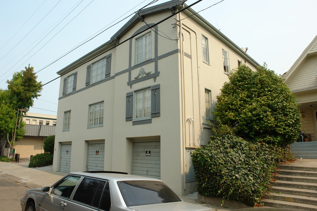 18 Montell St in Oakland, CA - Building Photo