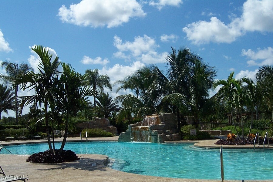 713 Regency Reserve Cir in Naples, FL - Foto de edificio